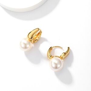 A pair of metallic glass bead copper material simple pearl earrings gift
